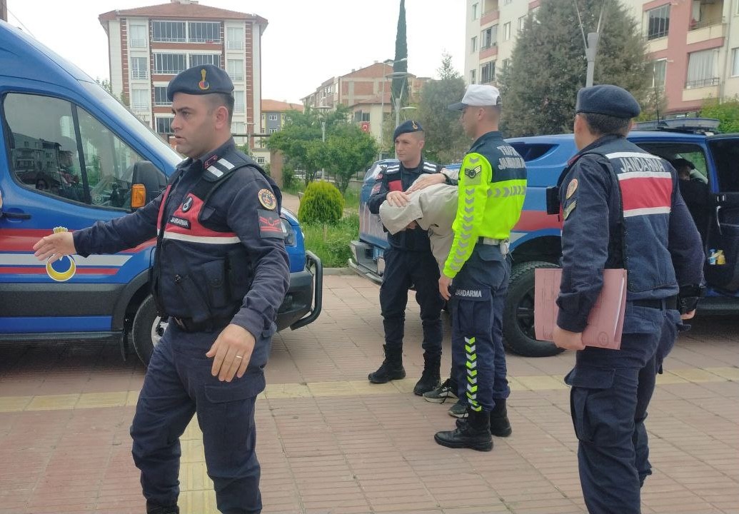 piyasaya-surecekleri-sentetik-ecza-haplarla-yakalanan-2-sahis-tutuklandi