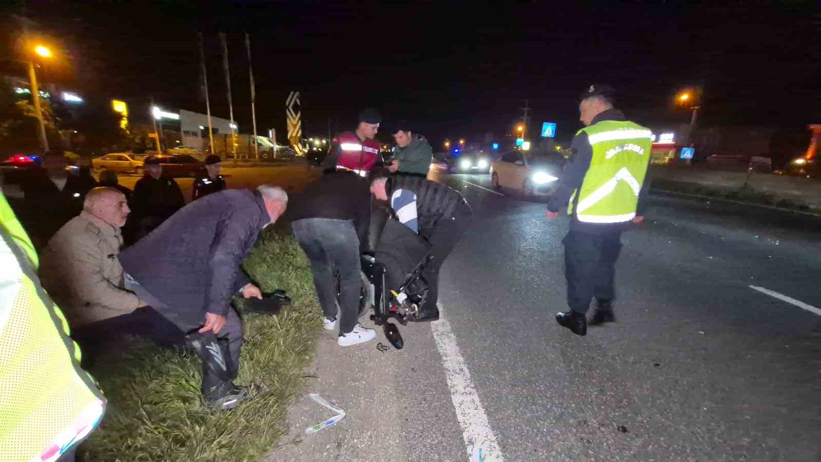 tekerlekli-sandalyeyle-yolun-karsisina-gecerken-otomobilin-carptigi-engelli-vatandas-yaralandi