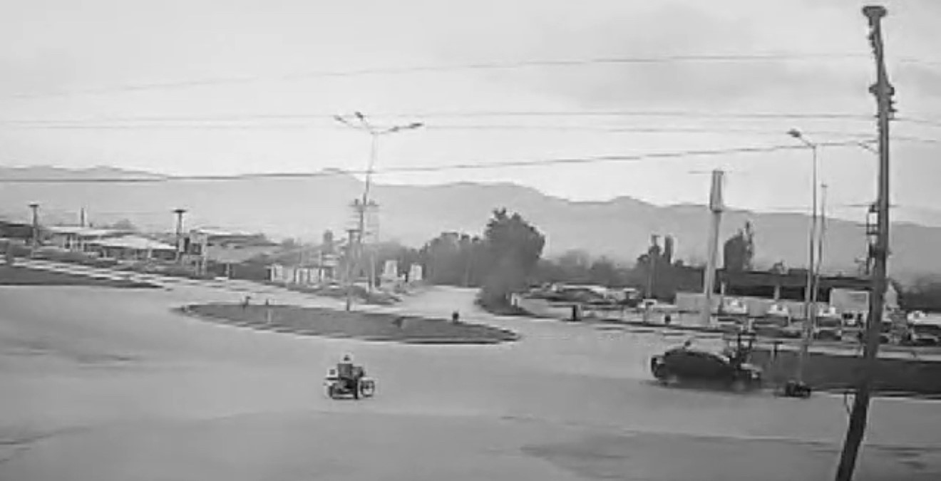 tokatta-kavsakta-bekleyip-yola-cikan-surucuye-otomobil-carpti
