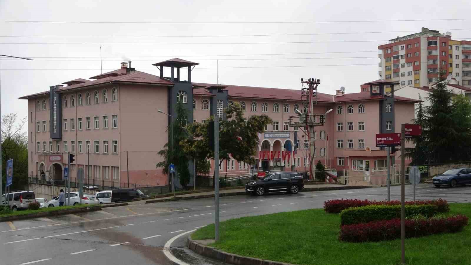 trabzonda-veli-okulda-ogretmeni-darp-etti