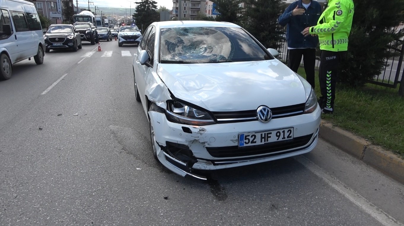 yaya-gecidinden-gecen-motosiklete-otomobil-carpti-1-yarali