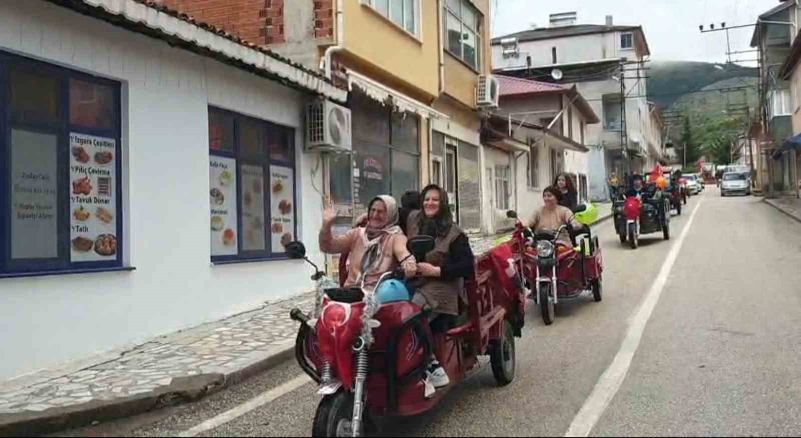 alpaslan-koyunde-kadinlardan-elektrikli-motorlarla-anneler-gunu-konvoyu