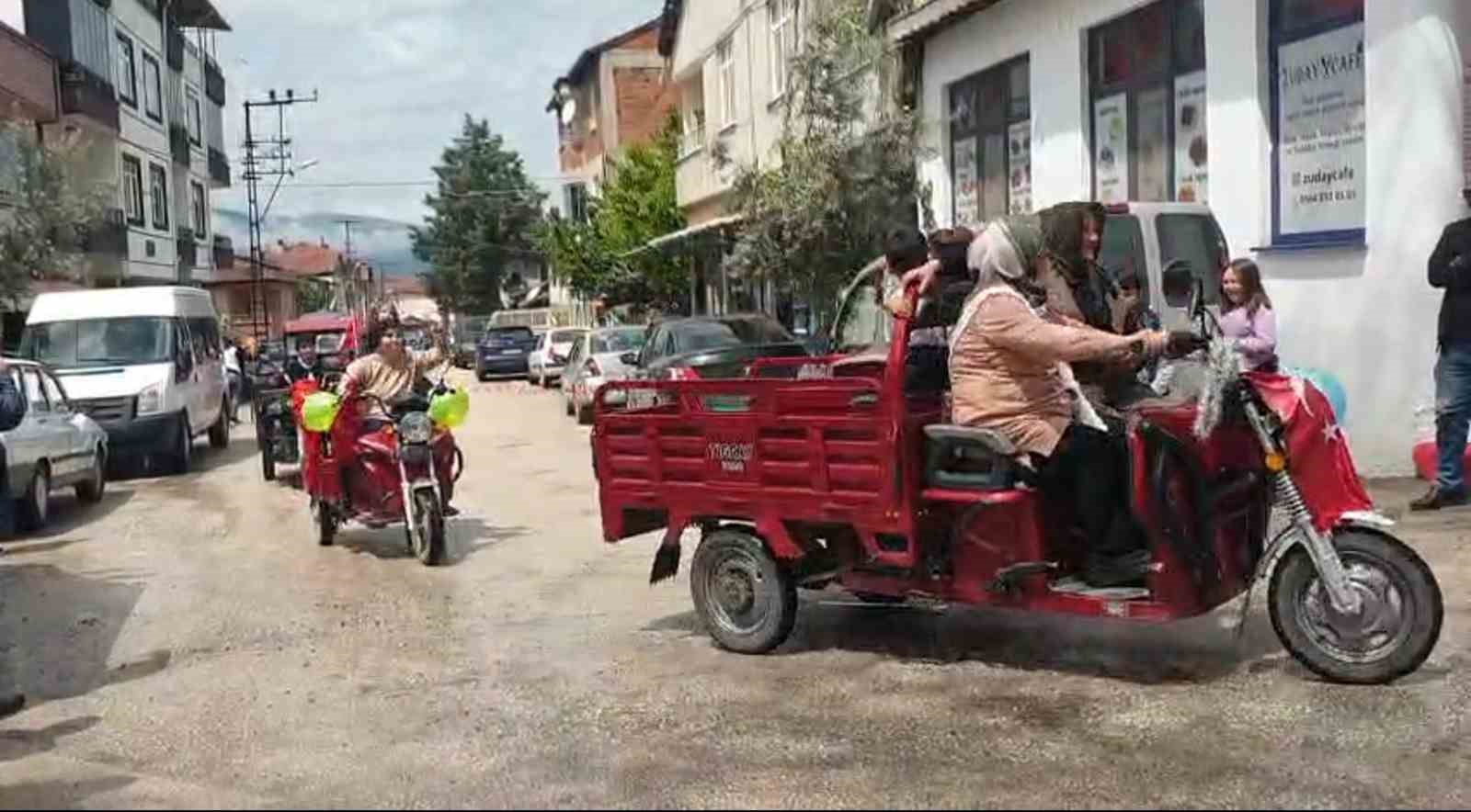 alpaslan-koyunde-kadinlardan-elektrikli-motorlarla-anneler-gunu-konvoyu