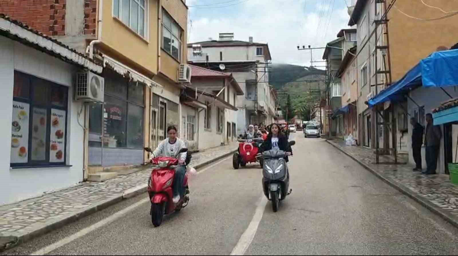 alpaslan-koyunde-kadinlardan-elektrikli-motorlarla-anneler-gunu-konvoyu