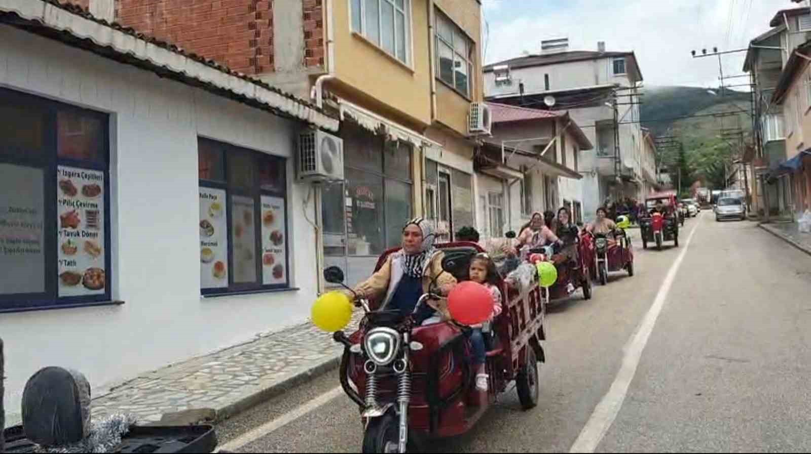 alpaslan-koyunde-kadinlardan-elektrikli-motorlarla-anneler-gunu-konvoyu