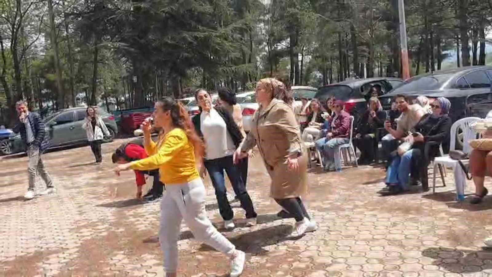 alpaslan-koyunde-kadinlardan-elektrikli-motorlarla-anneler-gunu-konvoyu