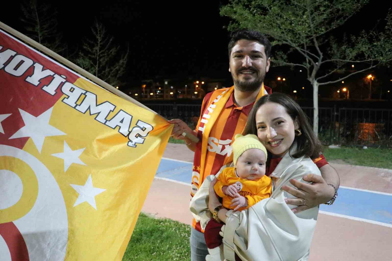 amasyada-galatasarayli-cift-25-sampiyonlugu-52-gunluk-bebekleriyle-kutladi