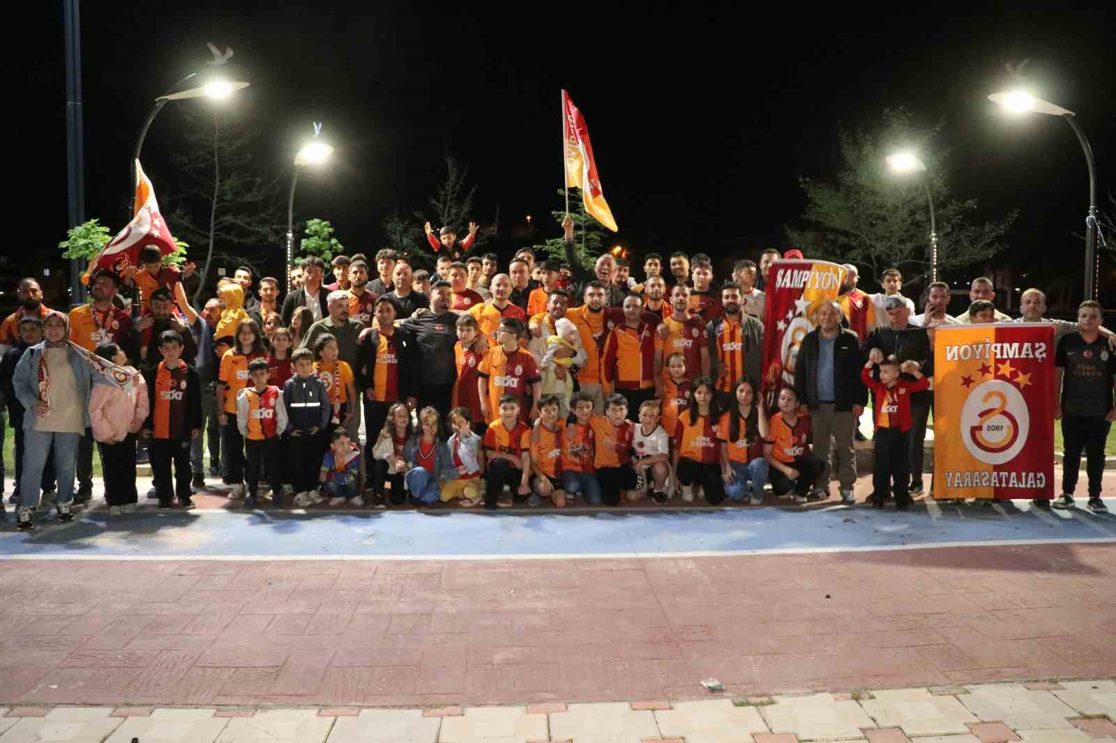amasyada-galatasarayli-cift-25-sampiyonlugu-52-gunluk-bebekleriyle-kutladi