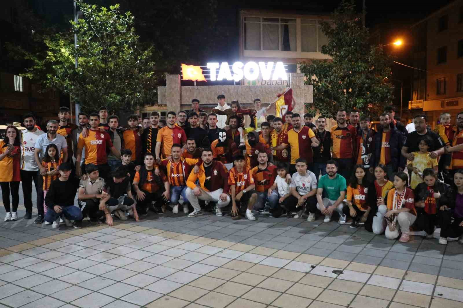 amasyada-galatasarayli-cift-25-sampiyonlugu-52-gunluk-bebekleriyle-kutladi
