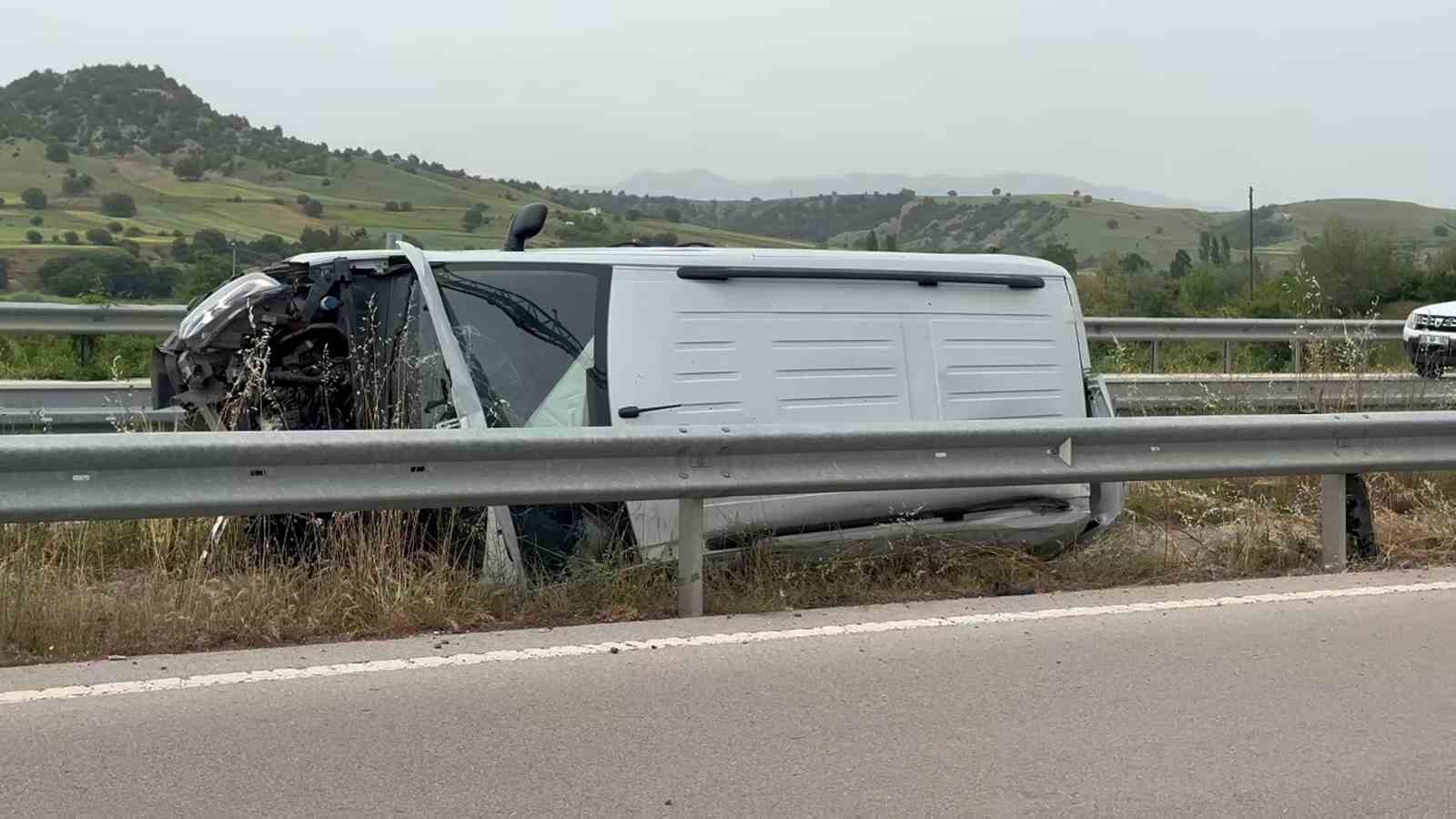 amasyada-hafif-ticari-arac-refujdeki-su-kanalina-uctu-2-yarali