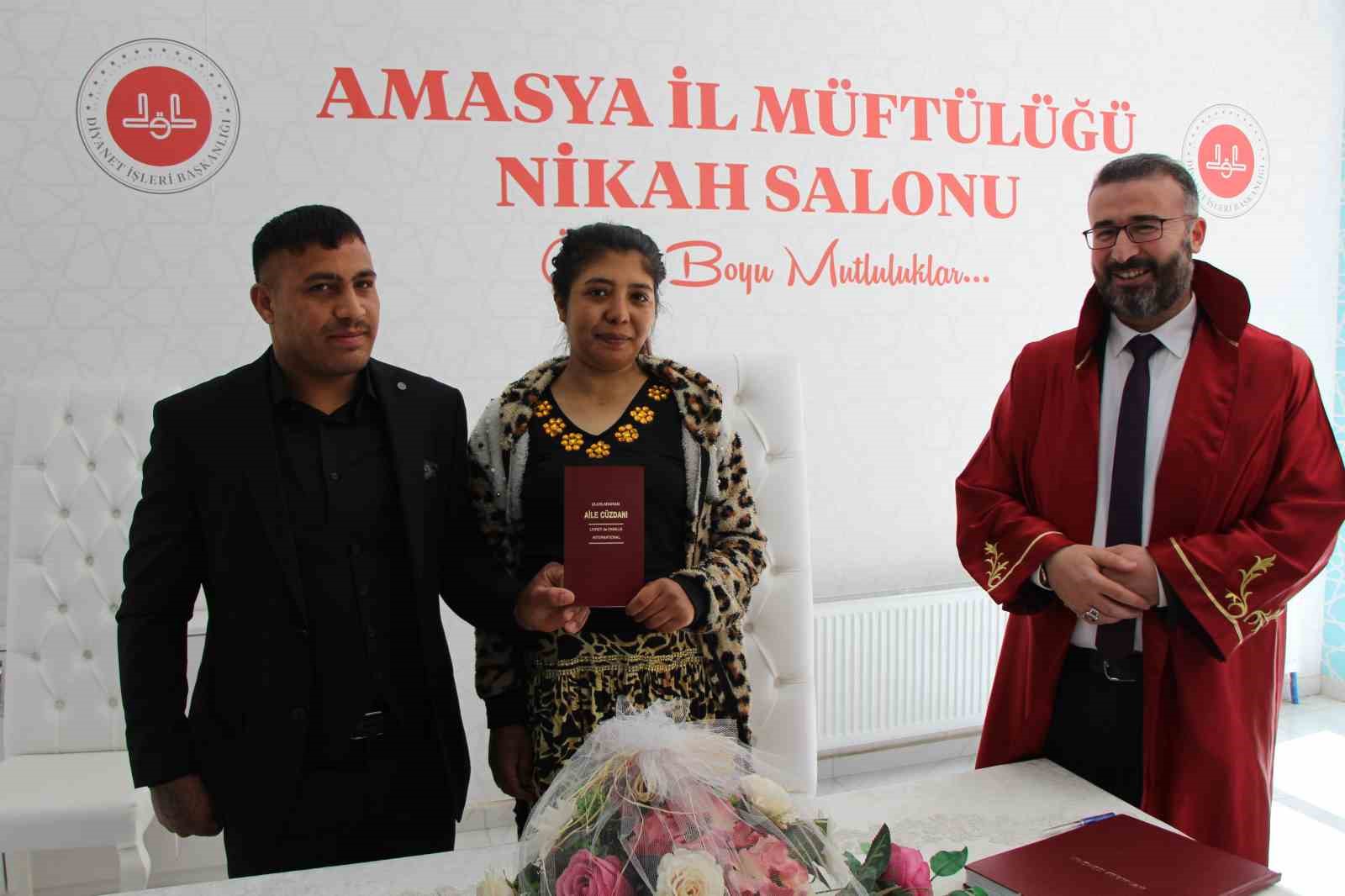 amasyada-hamile-kadin-resmi-nikah-icin-halk-gunune-basvurdu-dogacak-cocuguna-valinin-adini-verecek