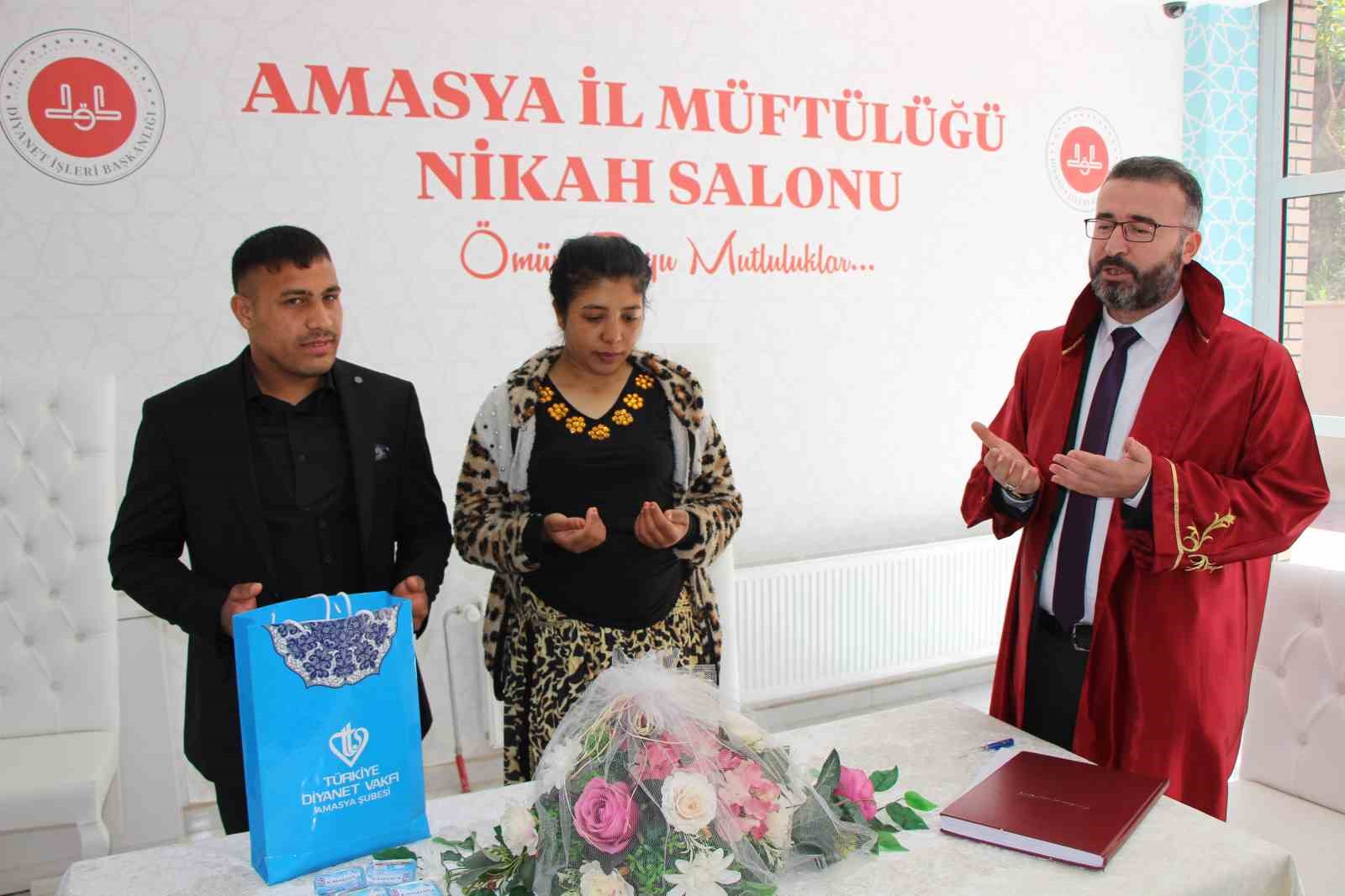 amasyada-hamile-kadin-resmi-nikah-icin-halk-gunune-basvurdu-dogacak-cocuguna-valinin-adini-verecek