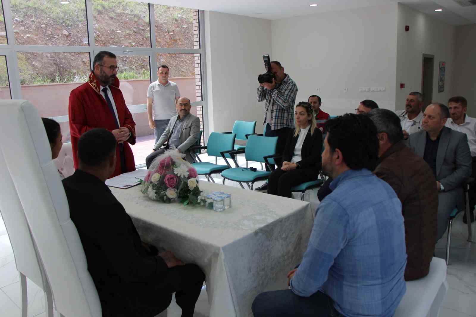 amasyada-hamile-kadin-resmi-nikah-icin-halk-gunune-basvurdu-dogacak-cocuguna-valinin-adini-verecek
