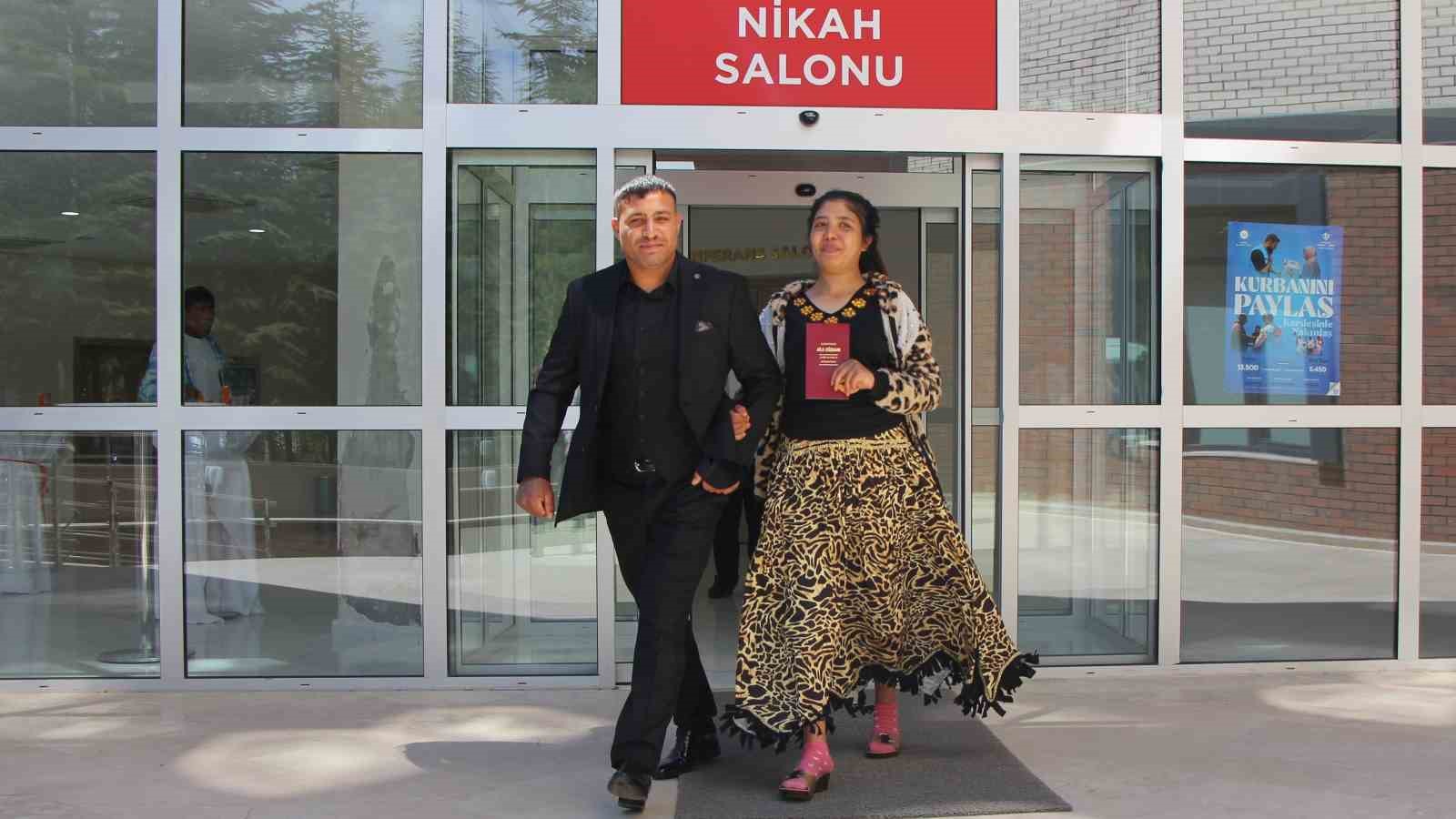 amasyada-hamile-kadin-resmi-nikah-icin-halk-gunune-basvurdu-dogacak-cocuguna-valinin-adini-verecek