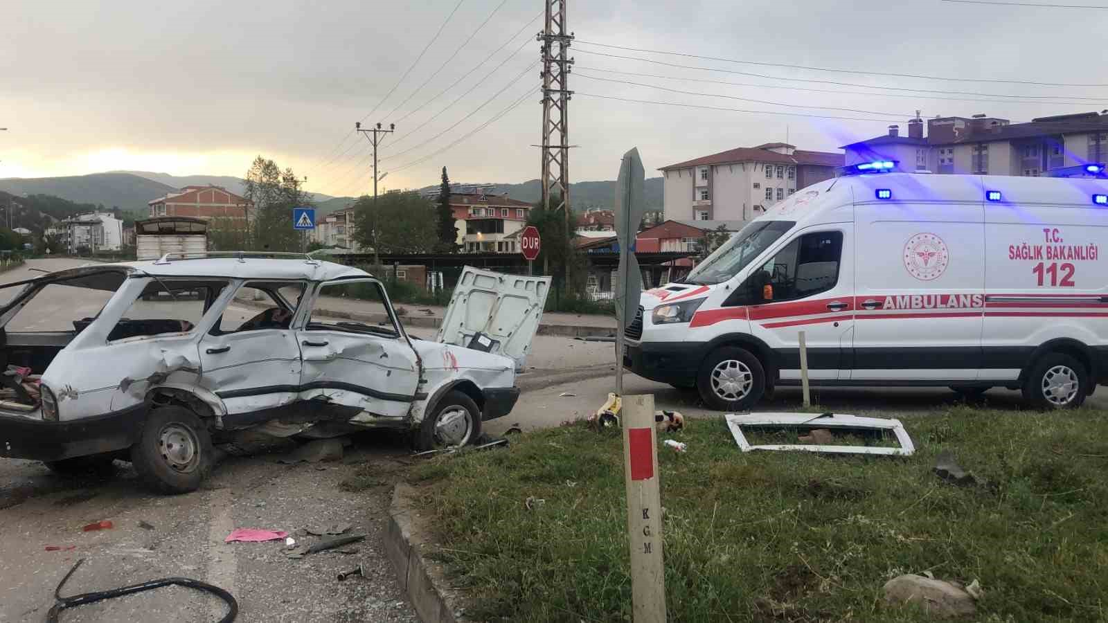 amasyada-iki-otomobil-kavsakta-carpisti-kaza-ani-kamerada