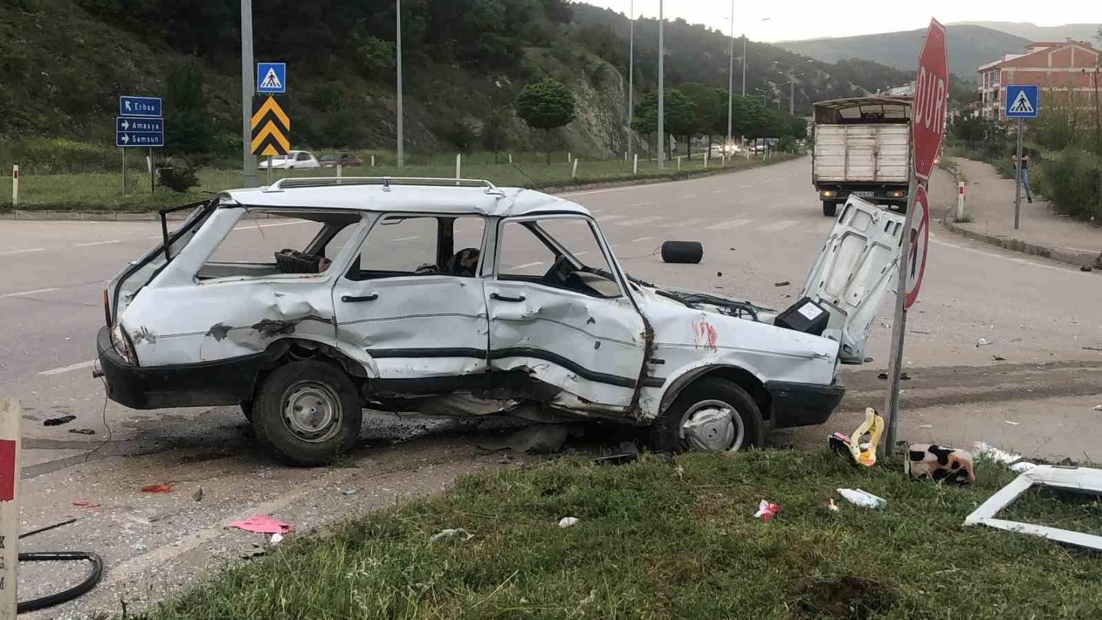 amasyada-iki-otomobil-kavsakta-carpisti-kaza-ani-kamerada