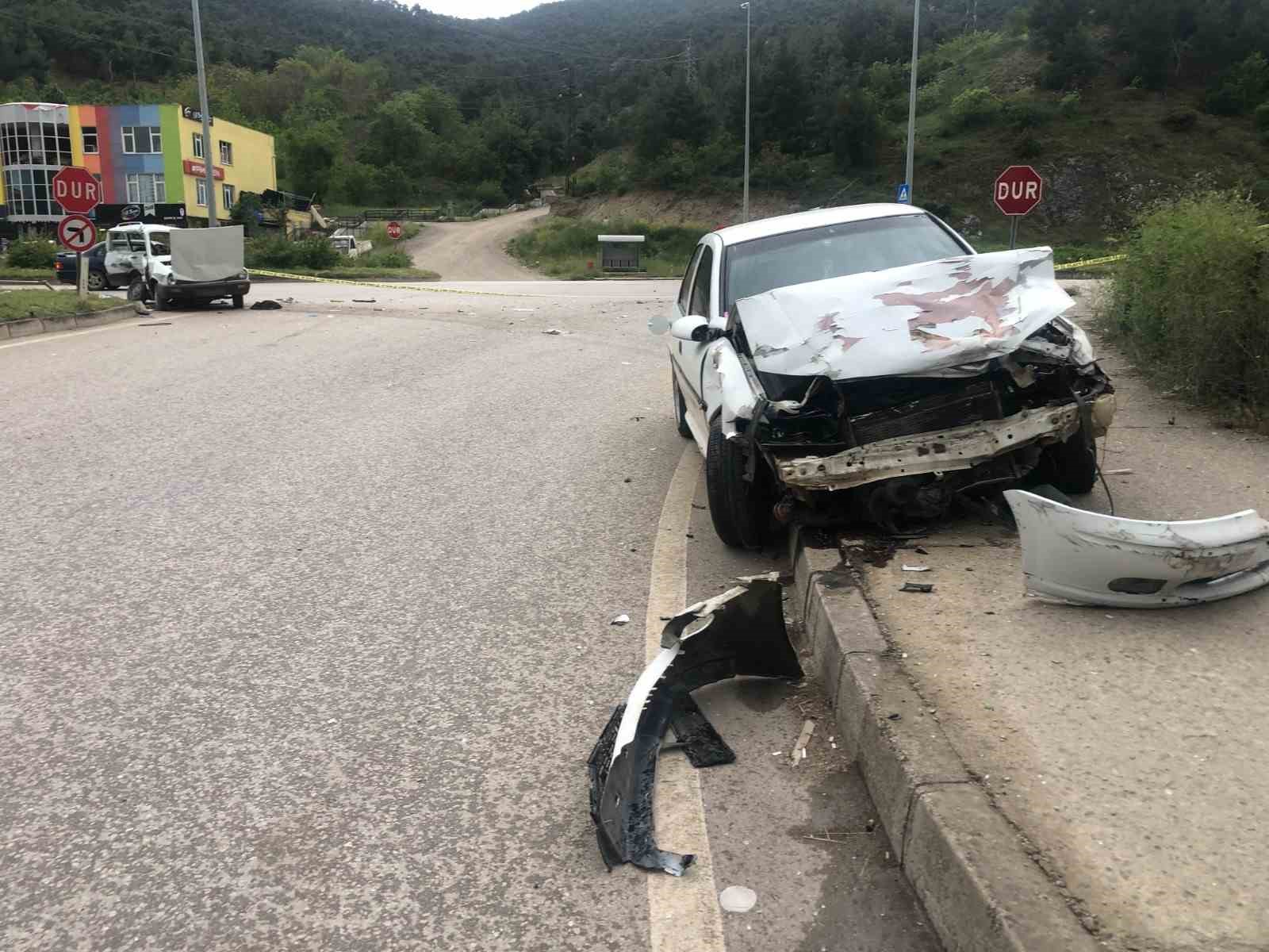 amasyada-iki-otomobil-kavsakta-carpisti-kaza-ani-kamerada