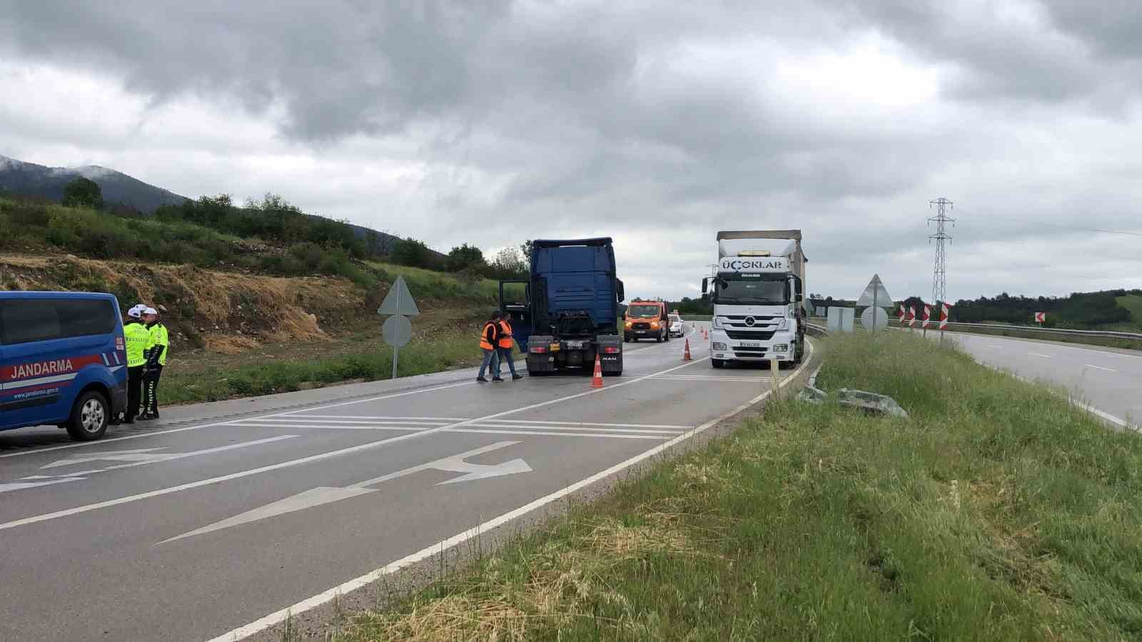 amasyada-kontrolden-cikan-tir-karsi-seride-gecti-1-yarali