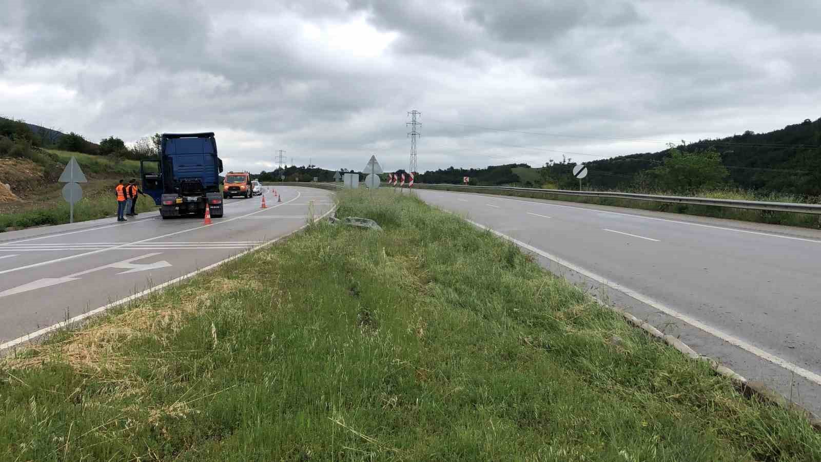 amasyada-kontrolden-cikan-tir-karsi-seride-gecti-1-yarali