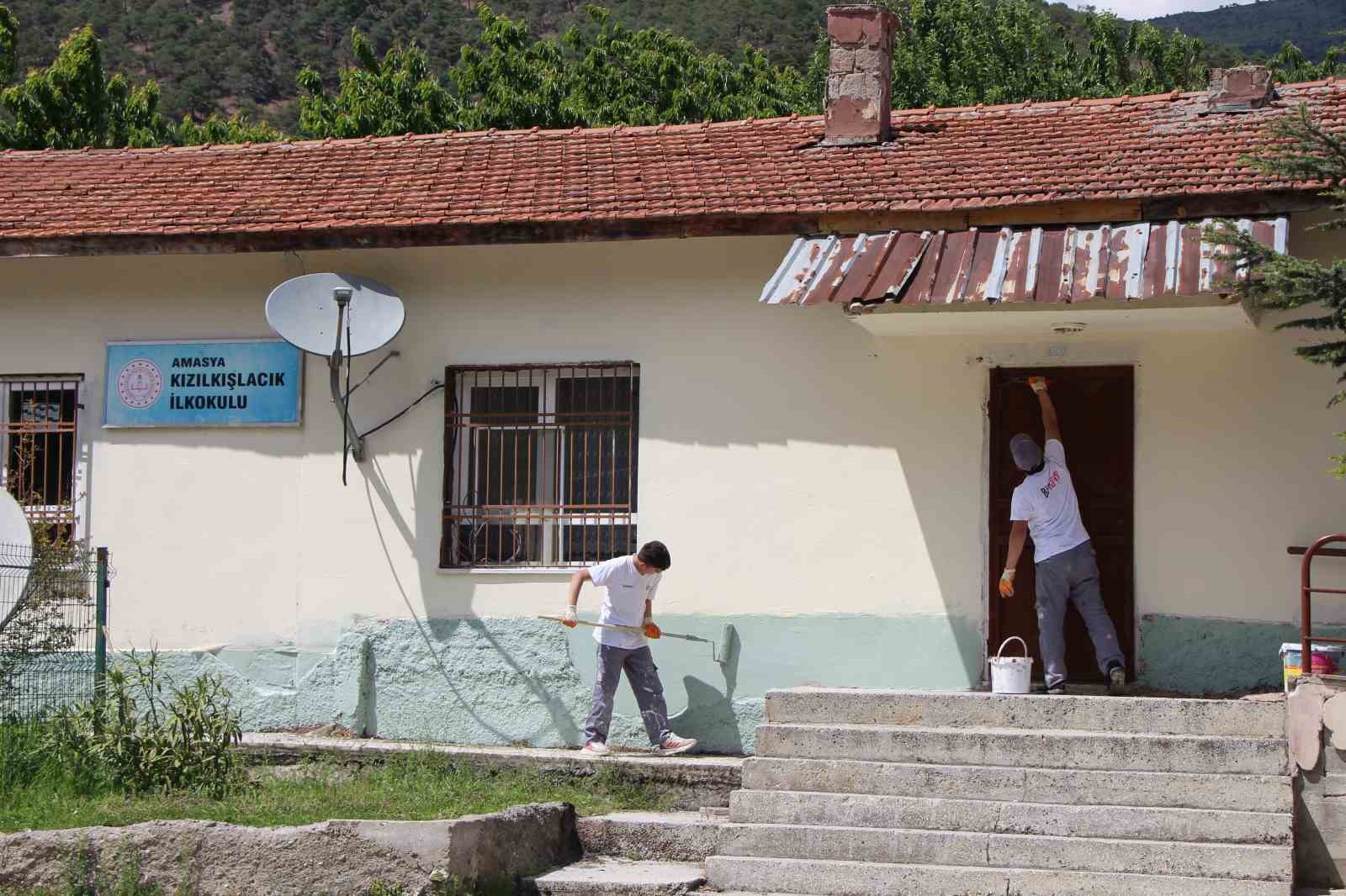amasyada-koy-okulunu-liselilerin-tamir-takimi-boyadi