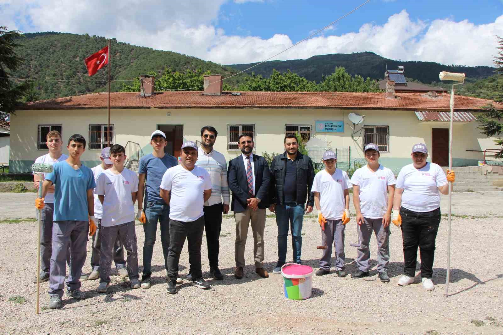 amasyada-koy-okulunu-liselilerin-tamir-takimi-boyadi