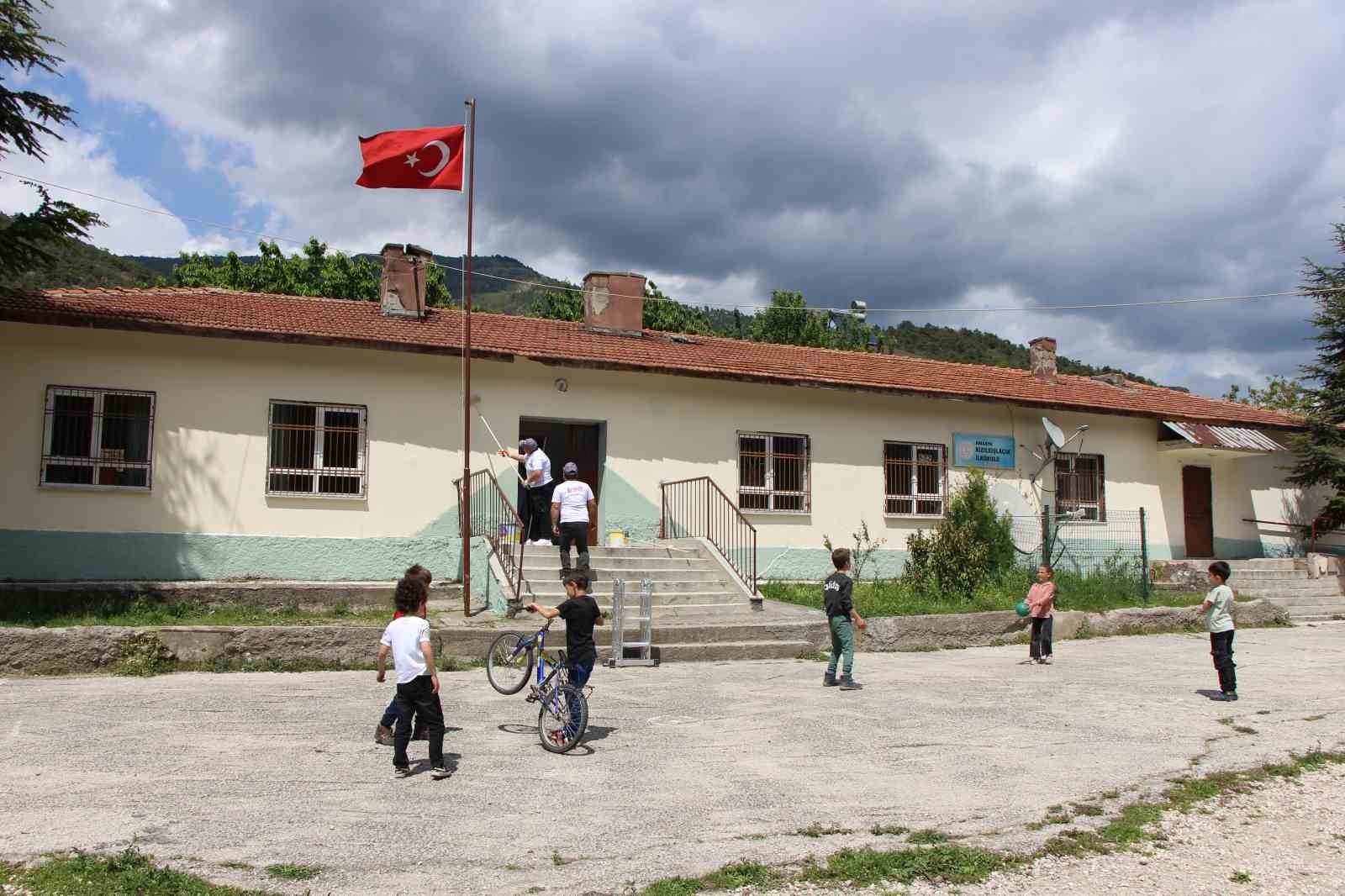 amasyada-koy-okulunu-liselilerin-tamir-takimi-boyadi