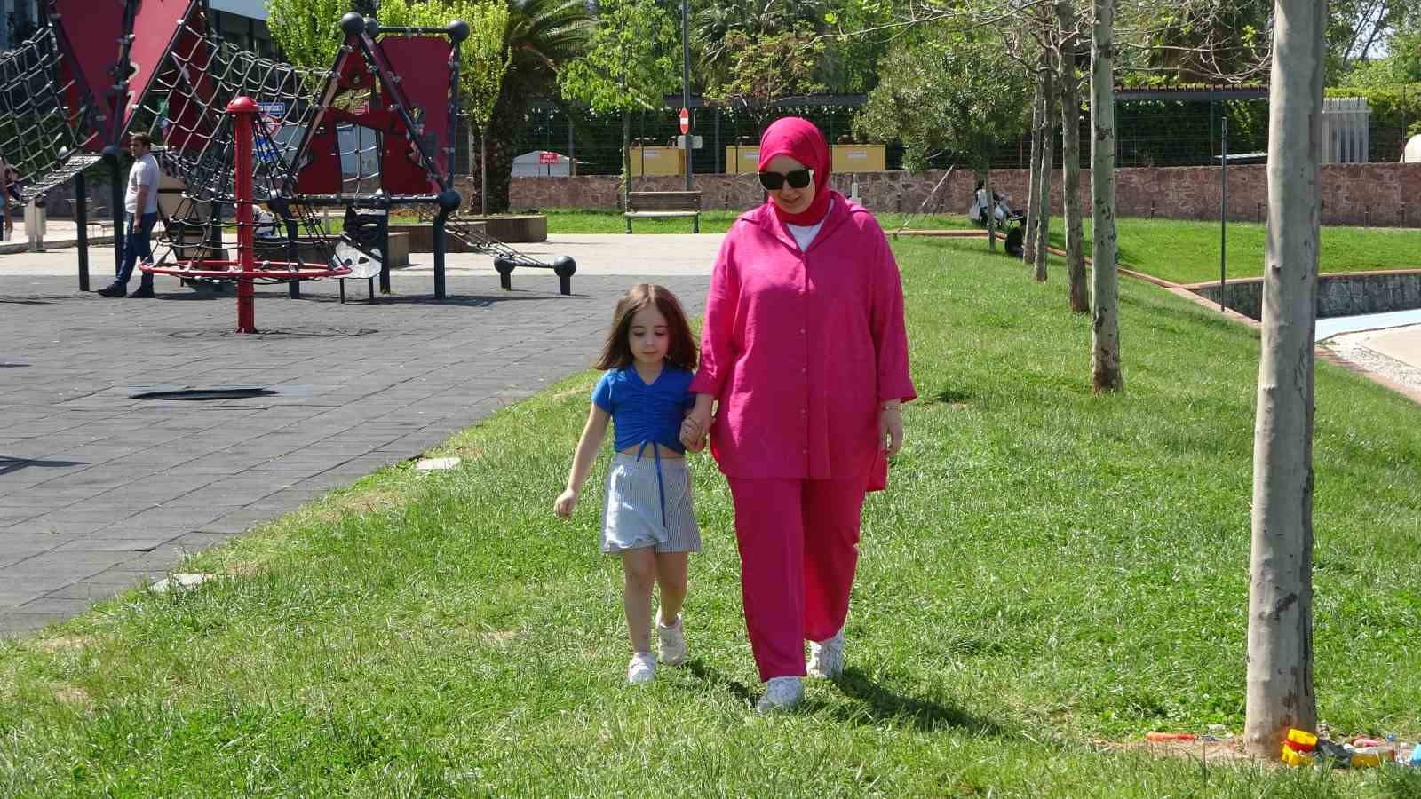 anne-ve-kizi-lunaparkta-soku-yasadilar