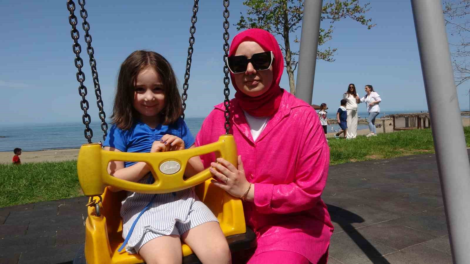 anne-ve-kizi-lunaparkta-soku-yasadilar
