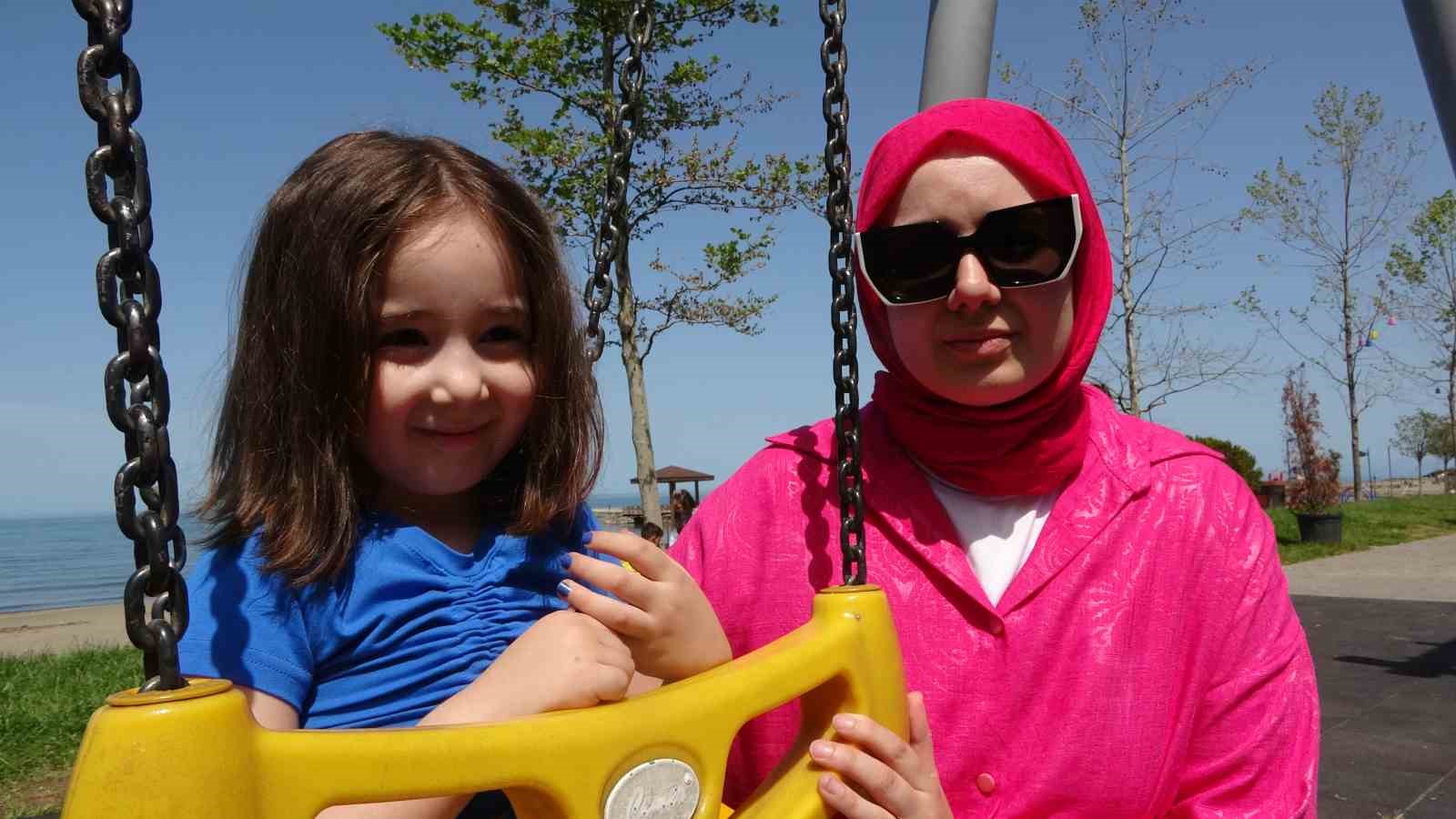 anne-ve-kizi-lunaparkta-soku-yasadilar