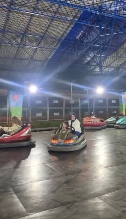 anne-ve-kizi-lunaparkta-soku-yasadilar