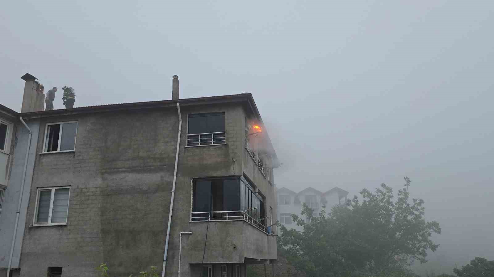 apartmanin-catisinda-cikan-yangin-panige-neden-oldu