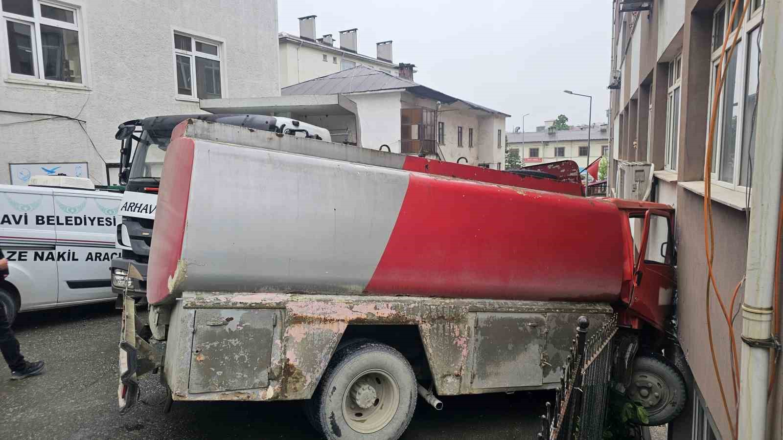 arhavide-freni-bosalan-mazot-yuklu-tanker-kaymakamlik-binasina-carparak-durabildi