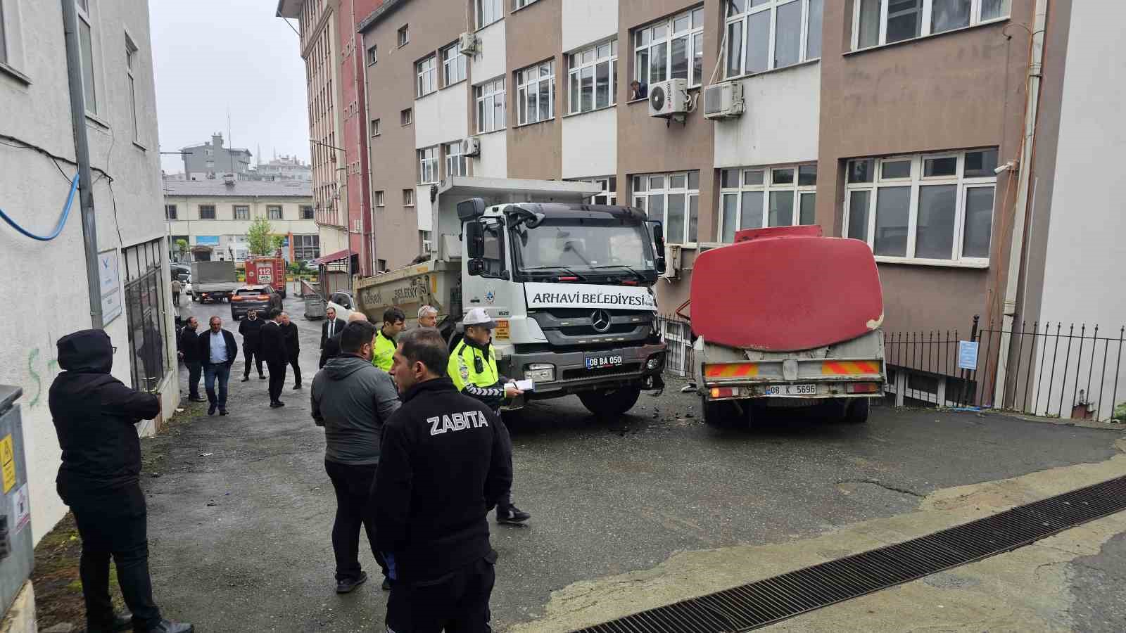 arhavide-freni-bosalan-mazot-yuklu-tanker-kaymakamlik-binasina-carparak-durabildi