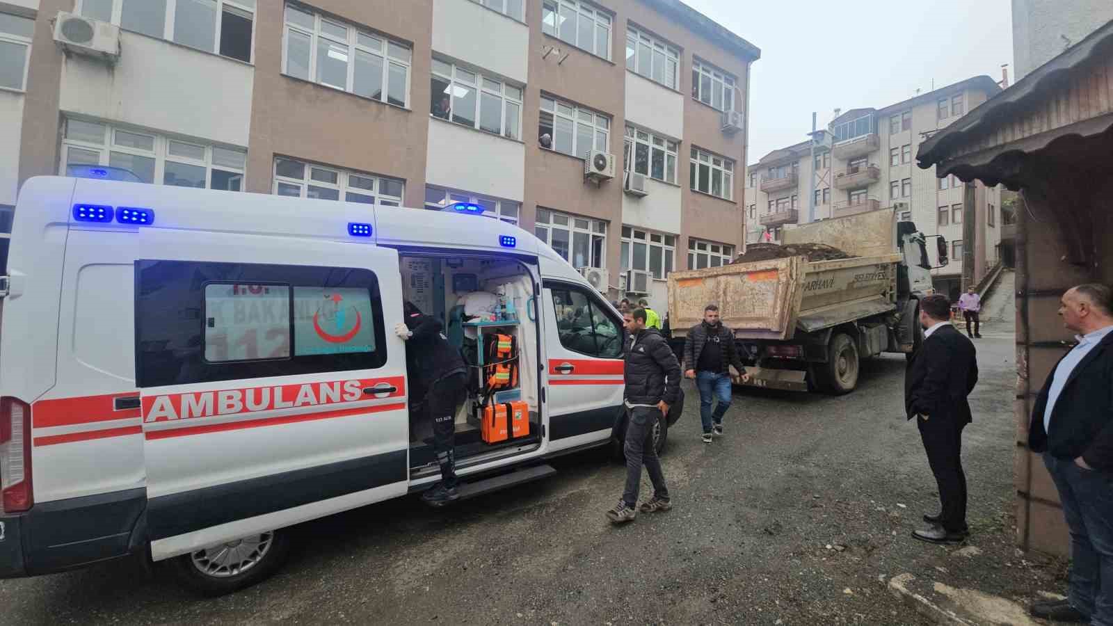 arhavide-freni-bosalan-mazot-yuklu-tanker-kaymakamlik-binasina-carparak-durabildi