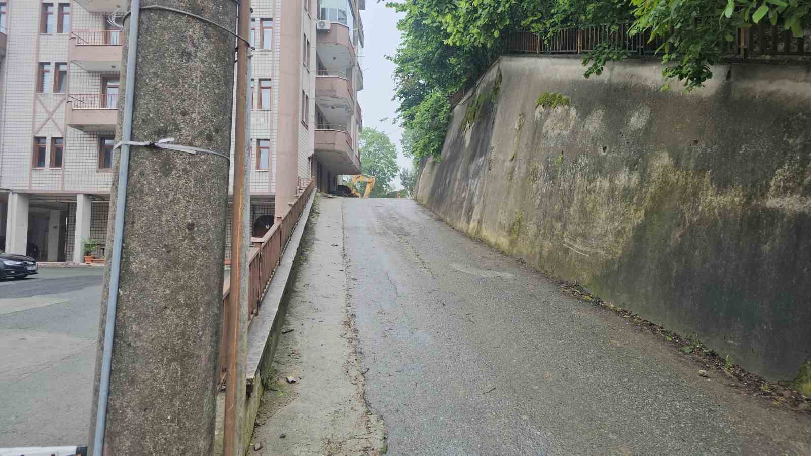 arhavide-freni-bosalan-mazot-yuklu-tanker-kaymakamlik-binasina-carparak-durabildi