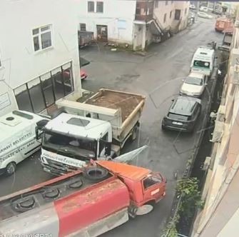 arhavide-freni-bosalan-mazot-yuklu-tanker-kaymakamlik-binasina-carparak-durabildi