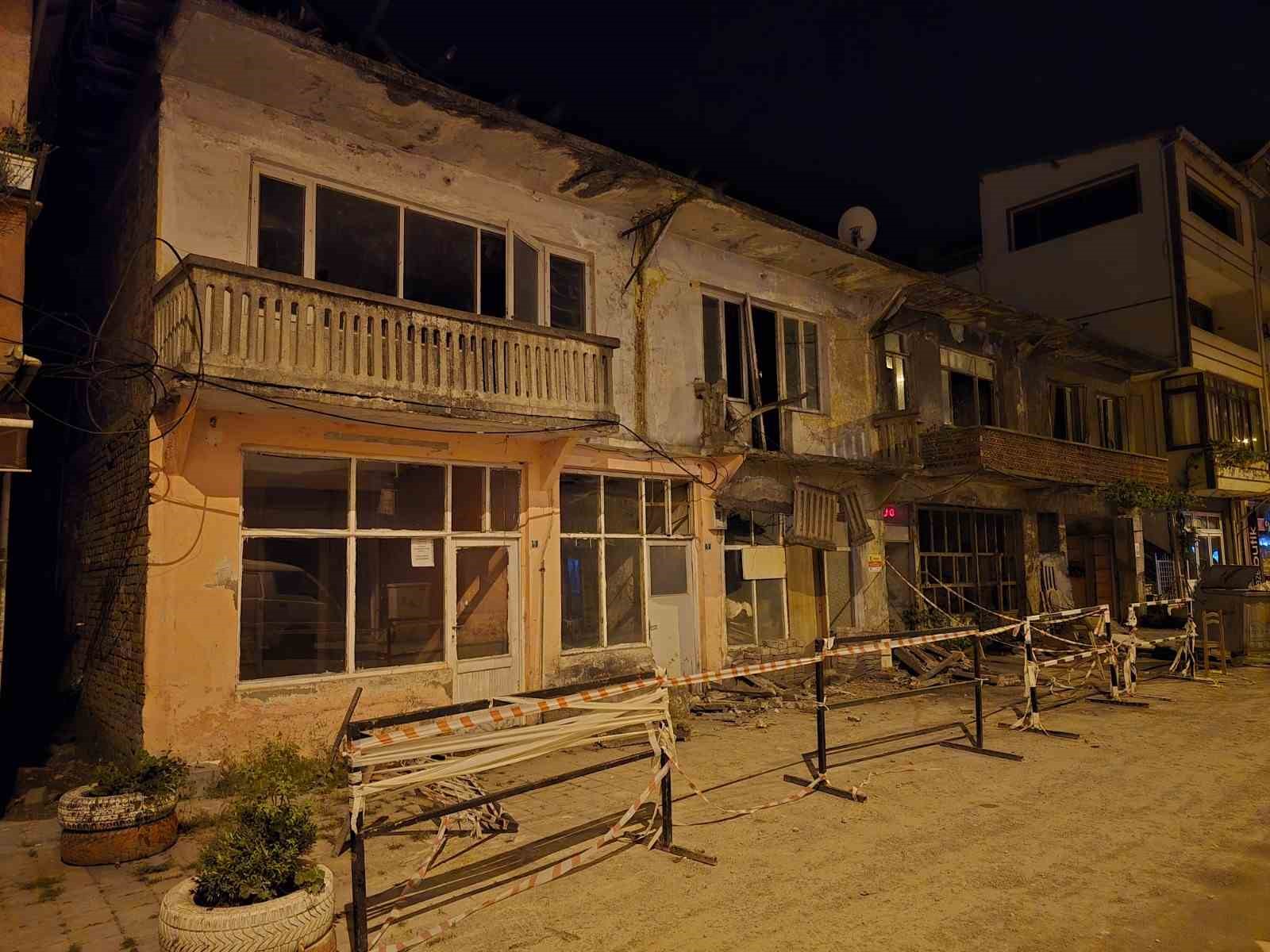 balkon-park-halindeki-aracin-uzerine-dustu