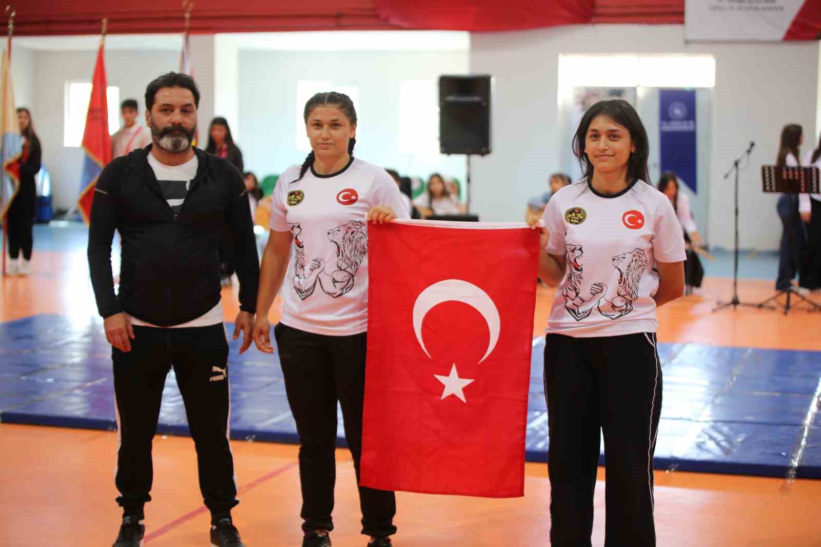 bilegi-bukulmeyen-kardesler-rukiye-ve-aysenur