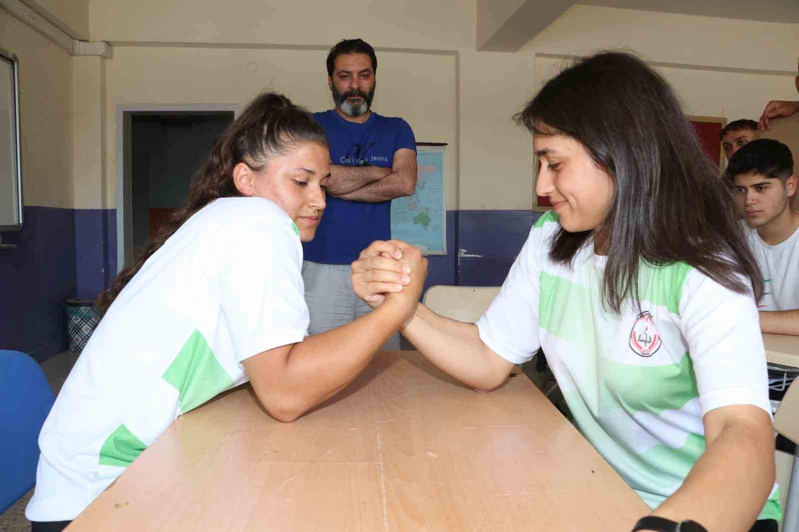 bilegi-bukulmeyen-kardesler-rukiye-ve-aysenur