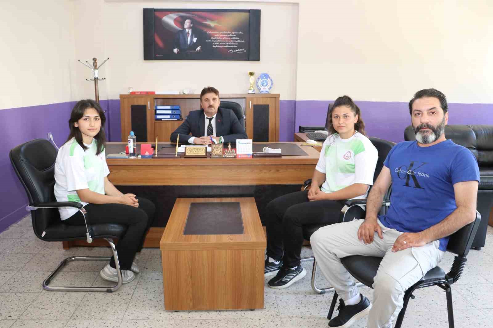 bilegi-bukulmeyen-kardesler-rukiye-ve-aysenur