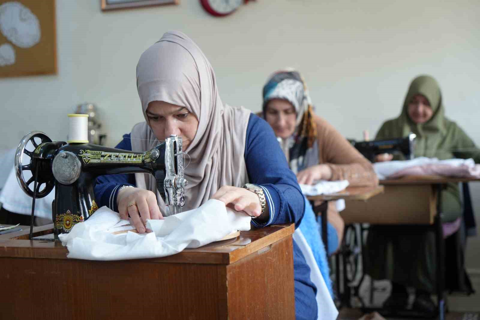 bir-doneme-damgasini-vurmustu-gecmisin-izlerini-tasiyan-beyaz-isi-urunler-antika-dikis-makinelerinde-hayata-donduruluyor