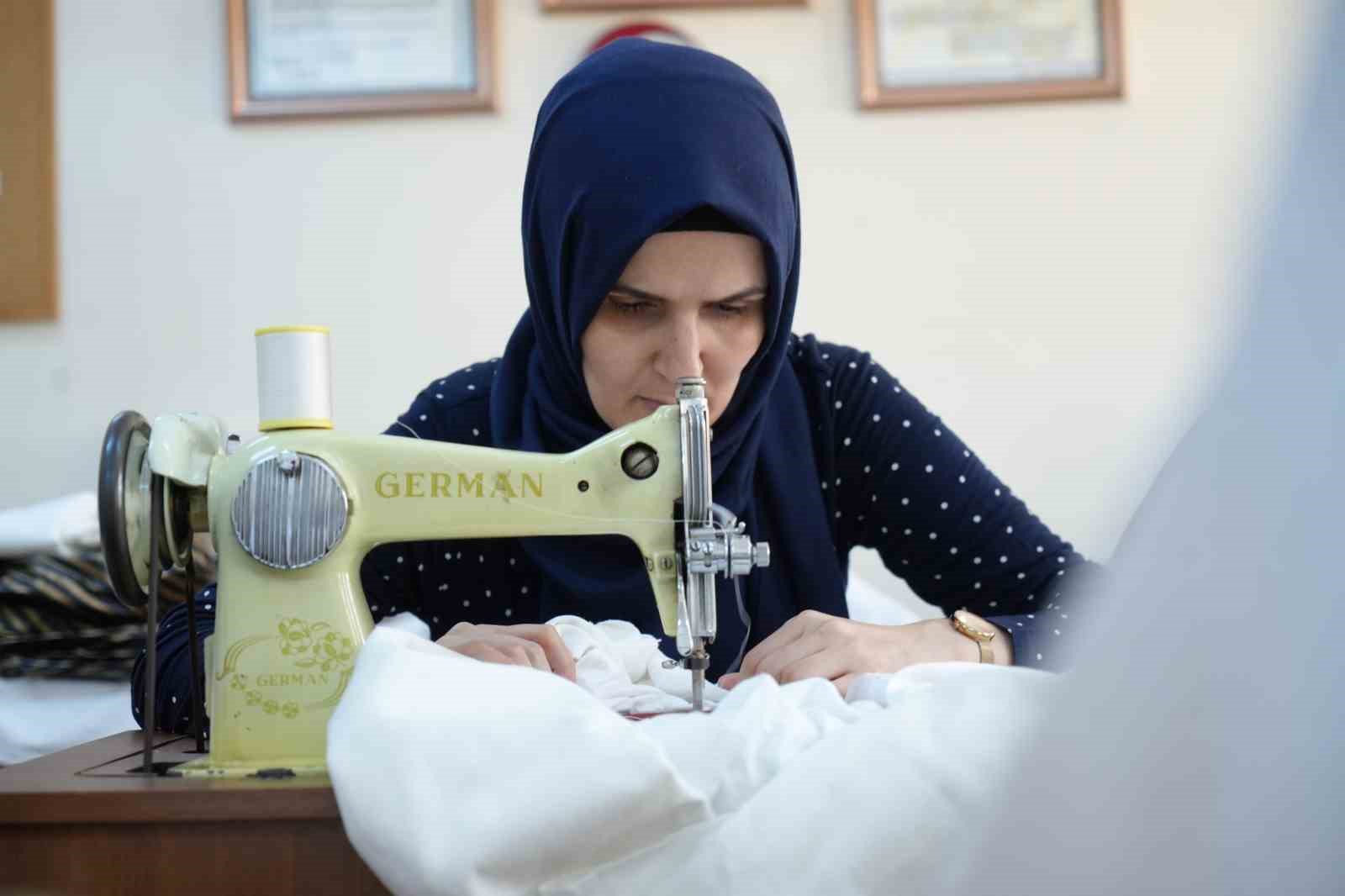 bir-doneme-damgasini-vurmustu-gecmisin-izlerini-tasiyan-beyaz-isi-urunler-antika-dikis-makinelerinde-hayata-donduruluyor