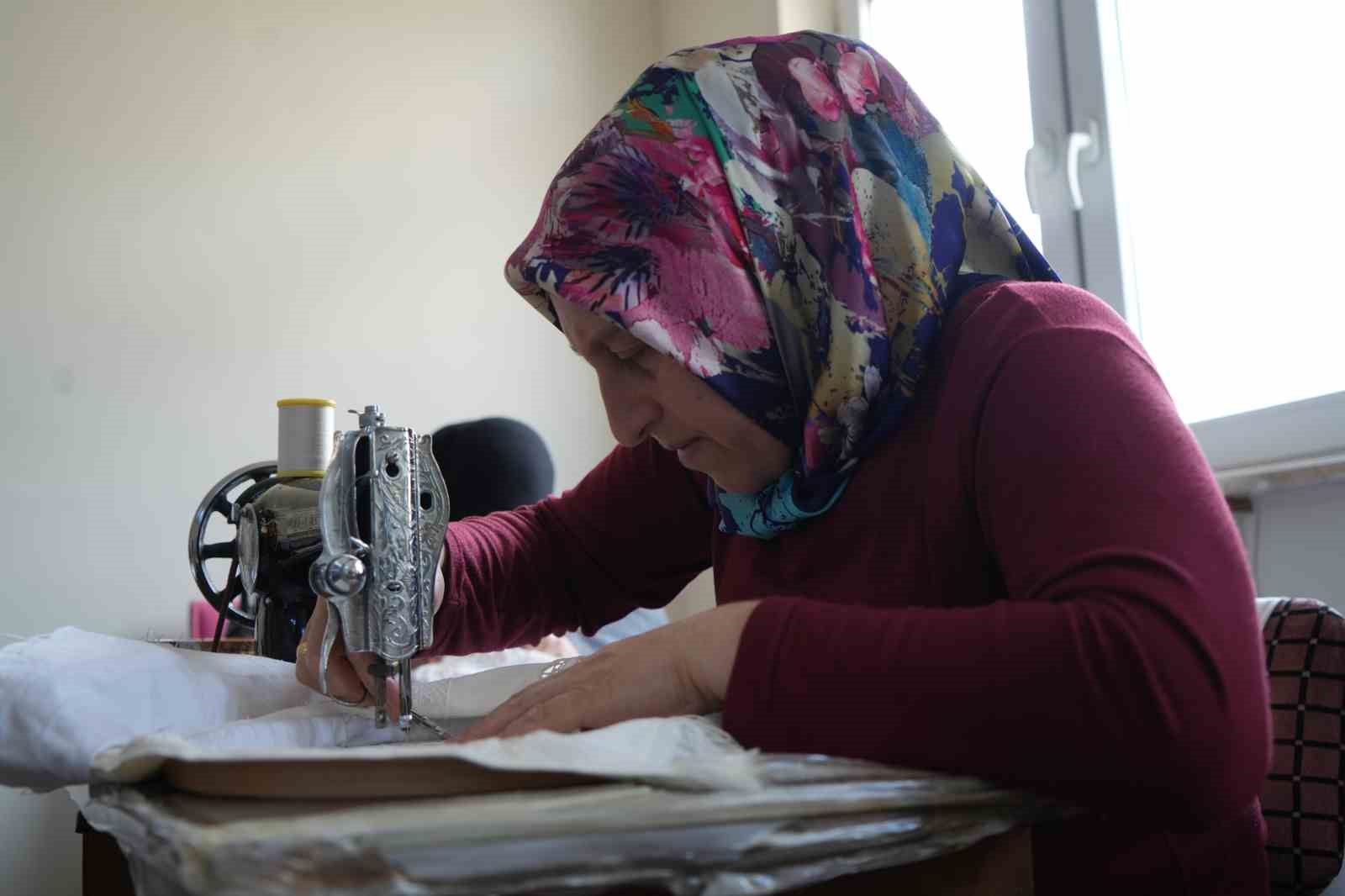 bir-doneme-damgasini-vurmustu-gecmisin-izlerini-tasiyan-beyaz-isi-urunler-antika-dikis-makinelerinde-hayata-donduruluyor