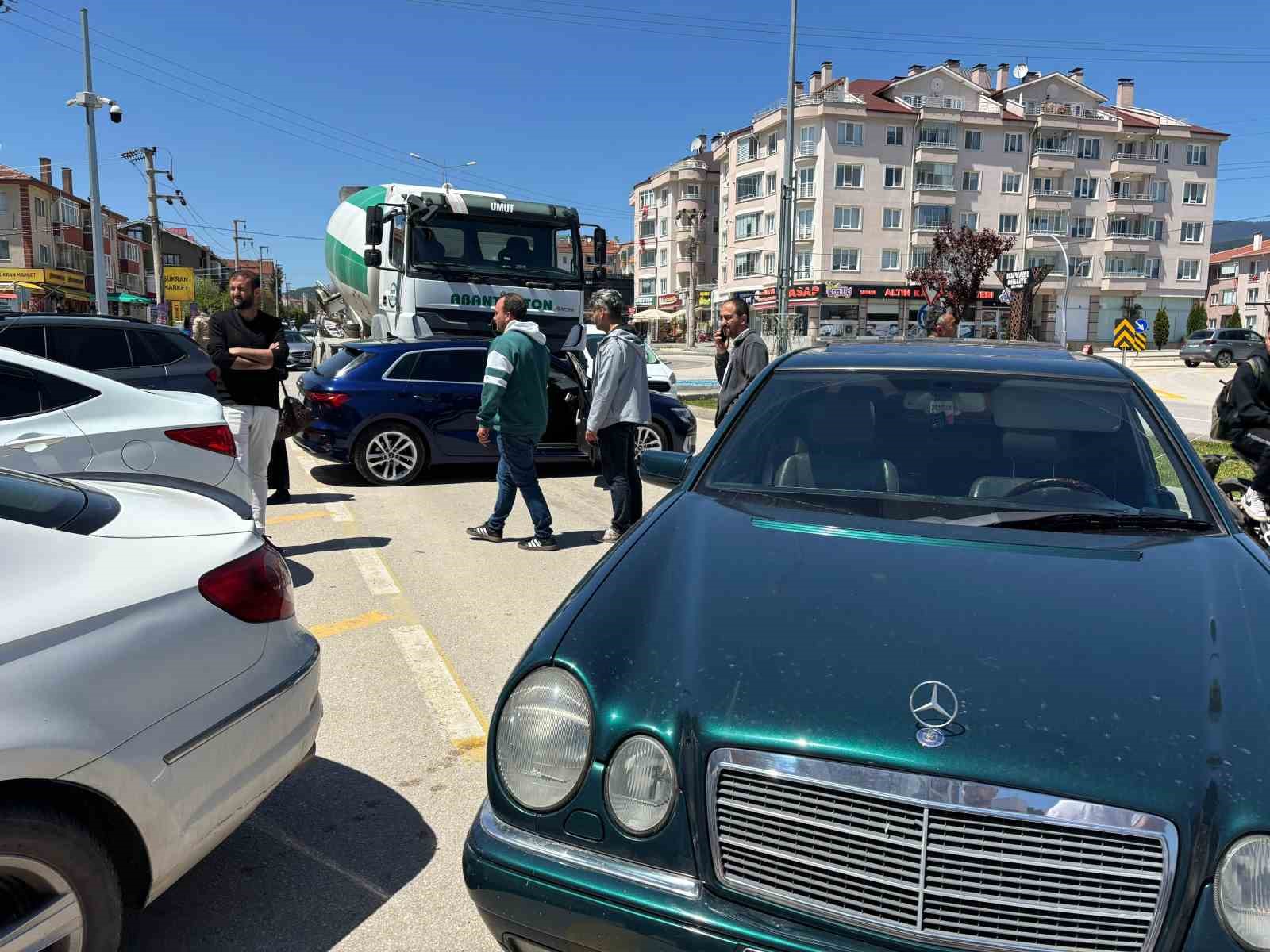 boluda-beton-mikseri-ile-otomobil-carpisti-1-yarali