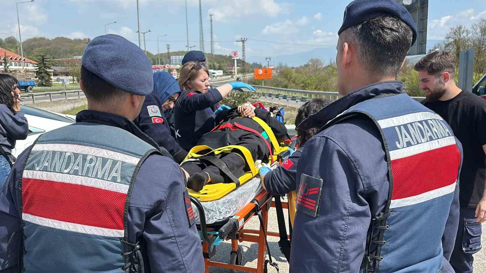 boluda-hafif-ticari-arac-ile-otomobil-carpisti-10-yarali