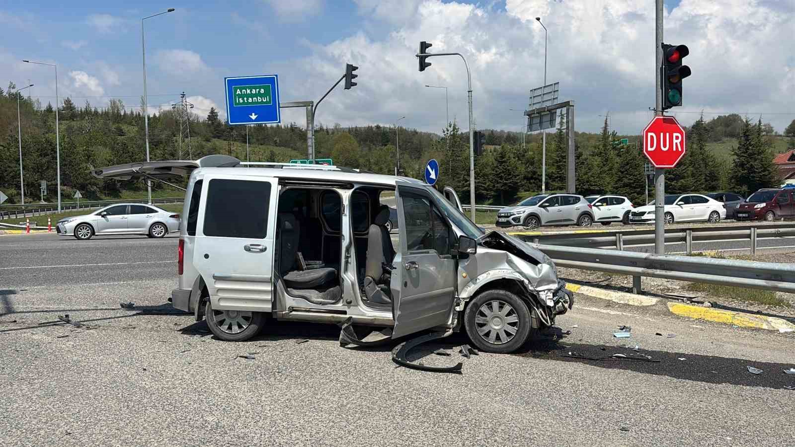 boluda-hafif-ticari-arac-ile-otomobil-carpisti-10-yarali