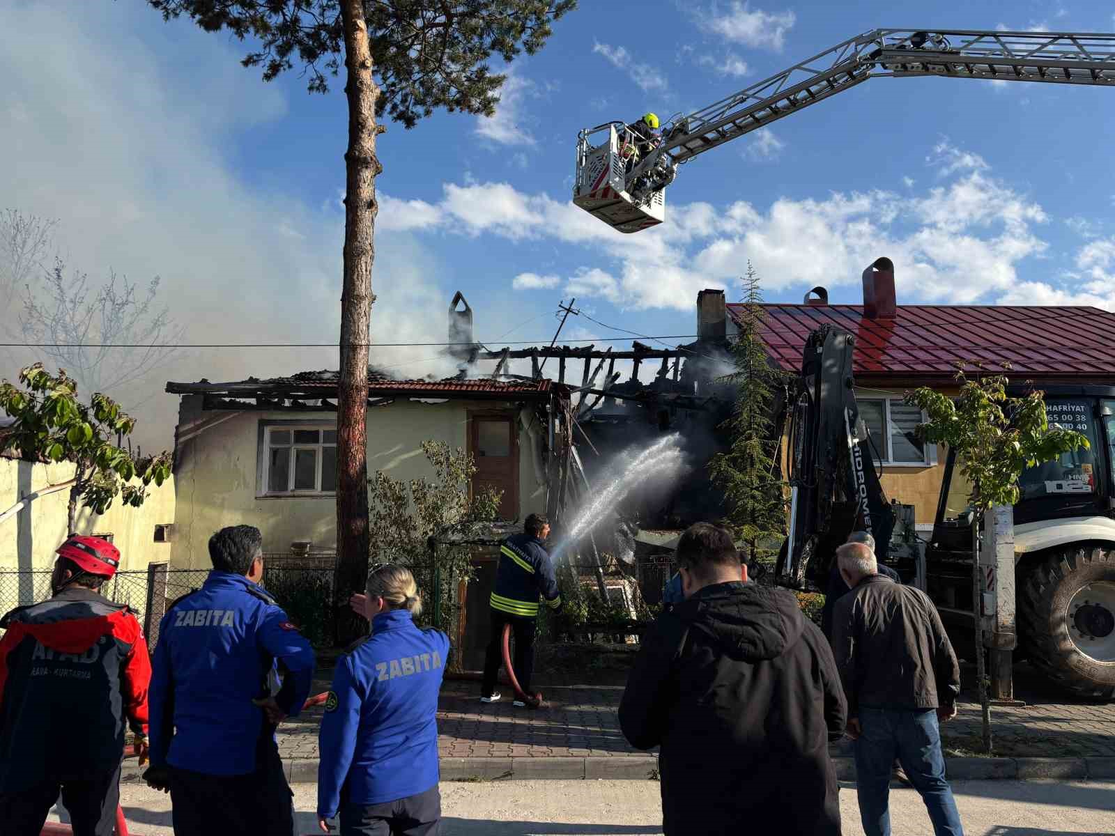 boluda-iki-ev-ve-bir-depo-alev-alev-yandi