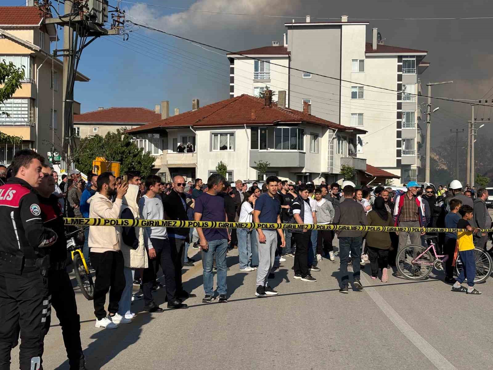 boluda-iki-ev-ve-bir-depo-alev-alev-yandi