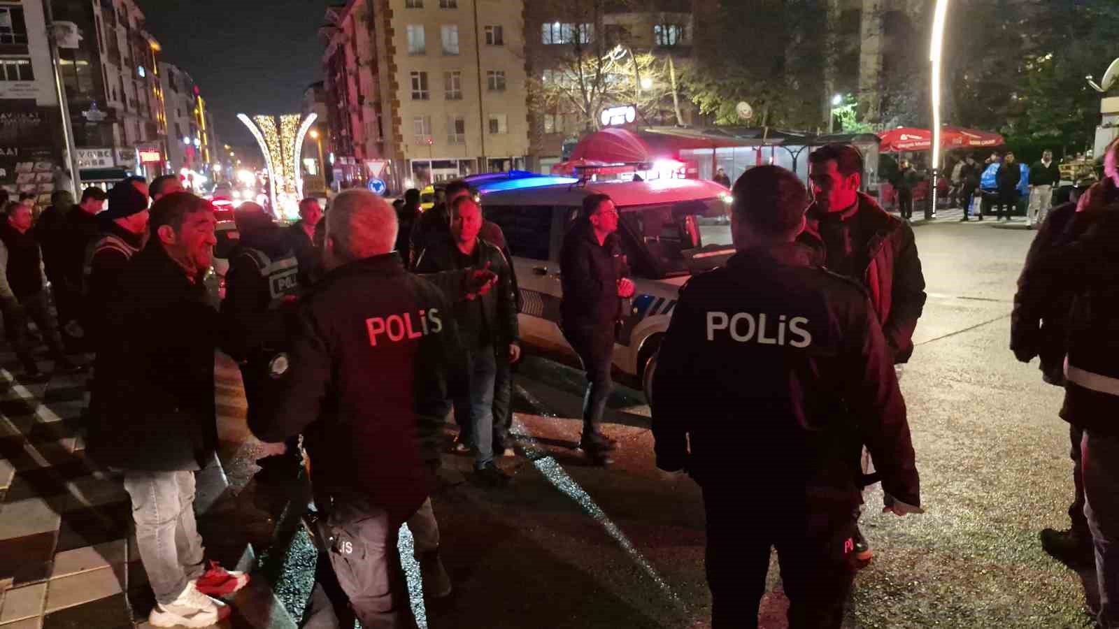 boluda-iki-grup-tekme-ve-yumruklarla-birbirine-girdi-3-yarali-5-gozalti