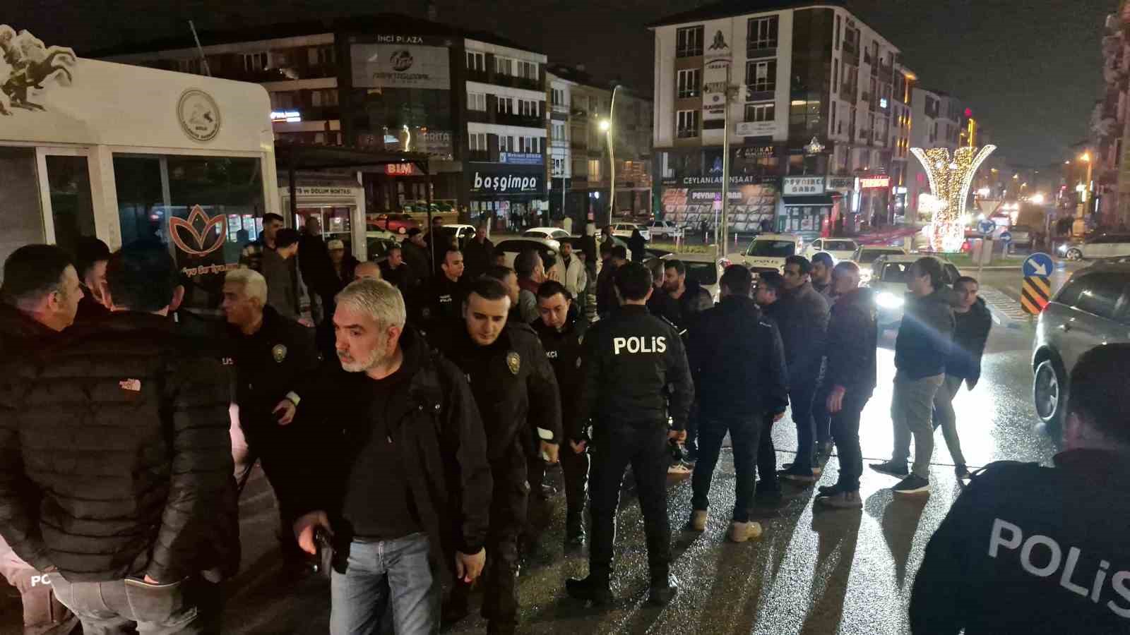 boluda-iki-grup-tekme-ve-yumruklarla-birbirine-girdi-3-yarali-5-gozalti